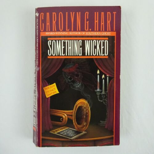 Libro de bolsillo Bantam 1988 Something Wicked de Carolyn G. Hart - Imagen 1 de 8