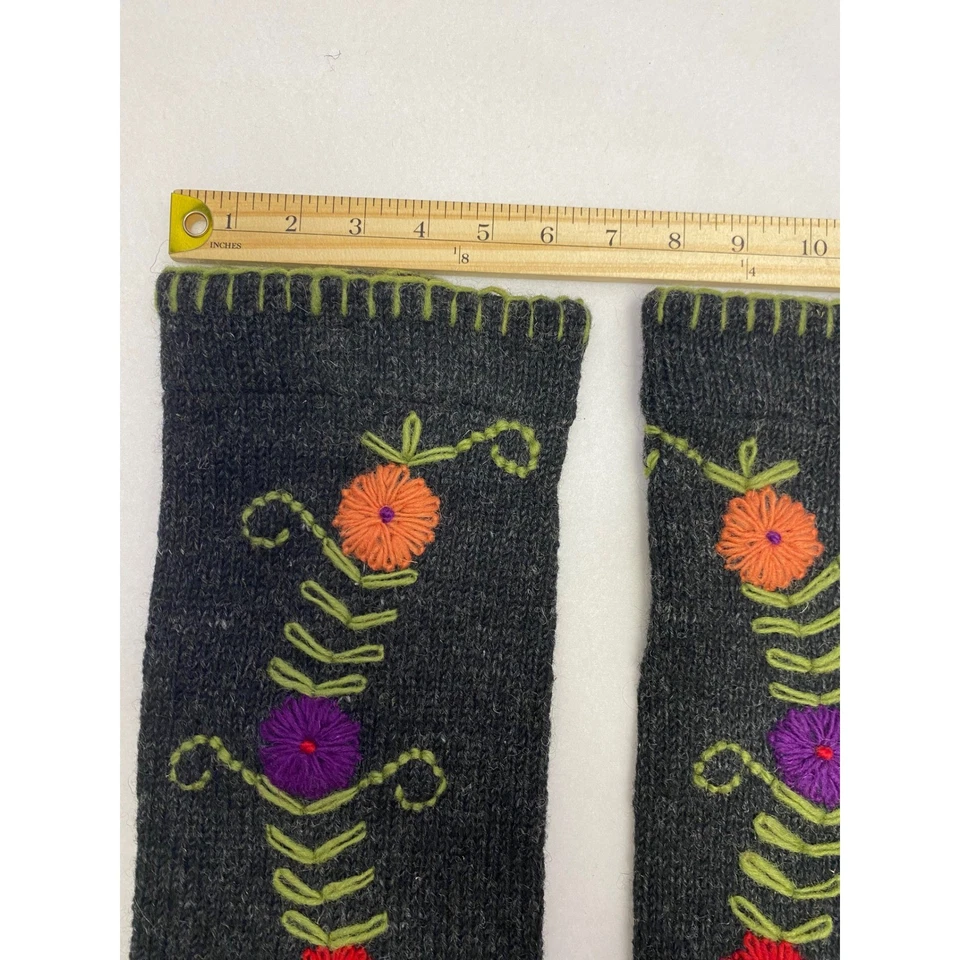 Calentadores de brazo de lana hechos a mano Lost Horizons Nepal bordado floral borde verde para mujer Foto 3 de 4