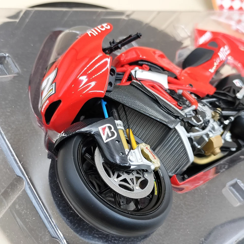 MINICHAMPS 1/12 Ducati Desmosedici MotoGP Valencia 2006 Troy Bayliss 122060012 - Image 4 of 4
