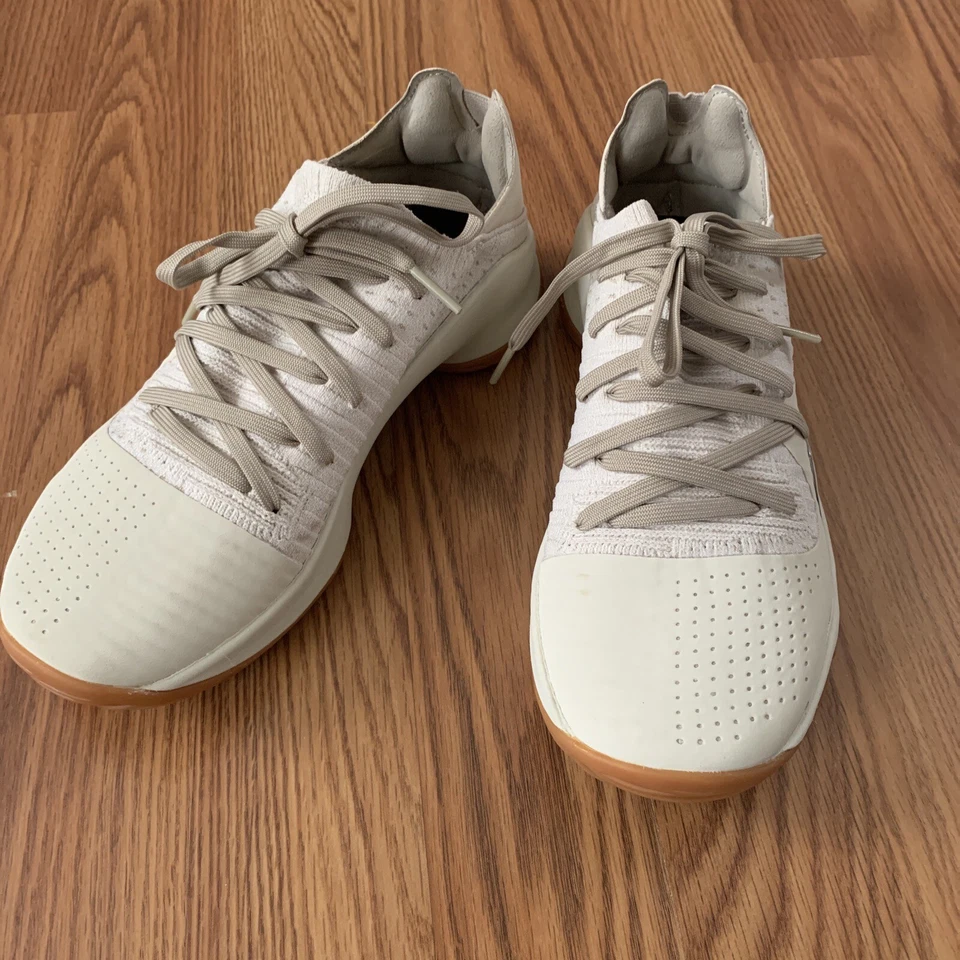 Zapato con cinta deportiva debajo de la armadura para jóvenes cordones decorativos NIÑOS talla 4,5 años usado en excelente estado beige Foto 2 de 4