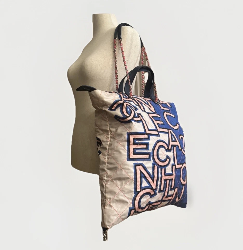 Bolso de Mano Chanel Grande Gráfico Acolchado Azul Rosa Logo Estampado 2019 RARO Foto 2 de 4