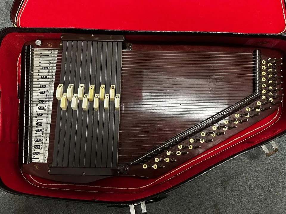 ChromaHarp 15-Chord Autoharp w/ Case - Image 2 of 4