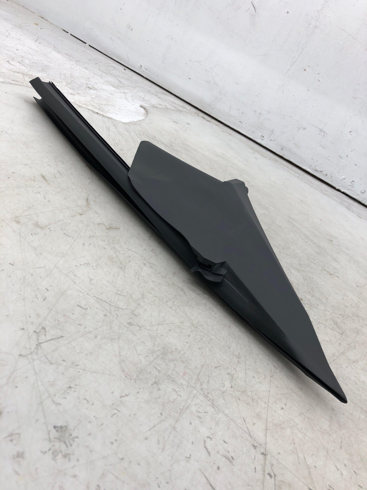 2019-2023 ASTON MARTIN VANTAGE RIGHT DOOR MOULDING WEATHER STRIP KY63-C20290-A
