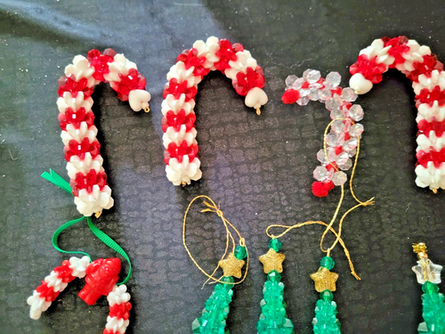 26 CHRISTMAS BEAD ORNAMENTS-HANDMADE LOT-TREES WREATHS CANDY CANES-CUTE LOT - Picture 3 of 11