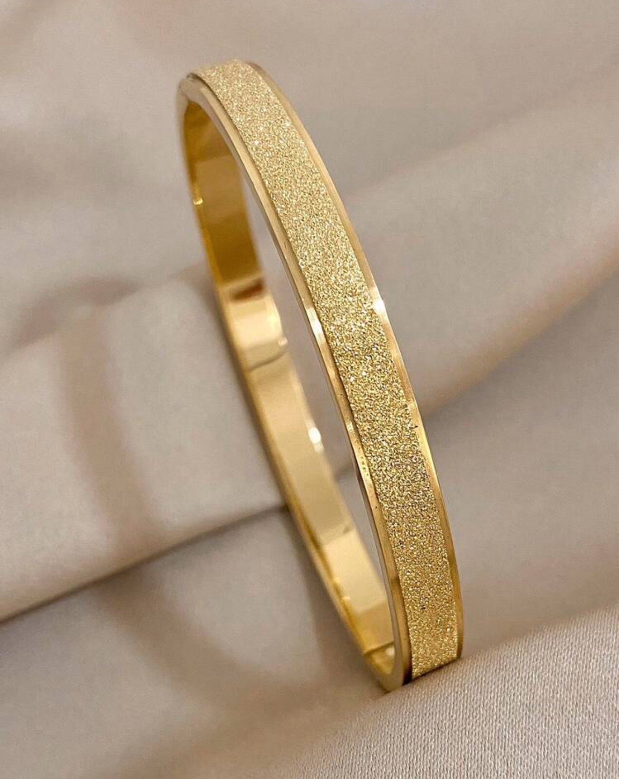 Bracelet jonc simple doré unisexe, le cadeau idéal pour un anniversaire