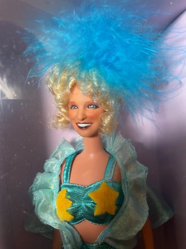 Bette Midler als Delores de Lago Die Meerjungfrau Puppe von der Weltreise