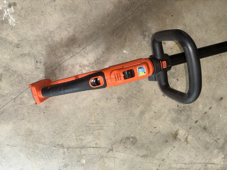 Black & Decker NST2118 18v 18 Volt Cordless String Trimmer Weedeater