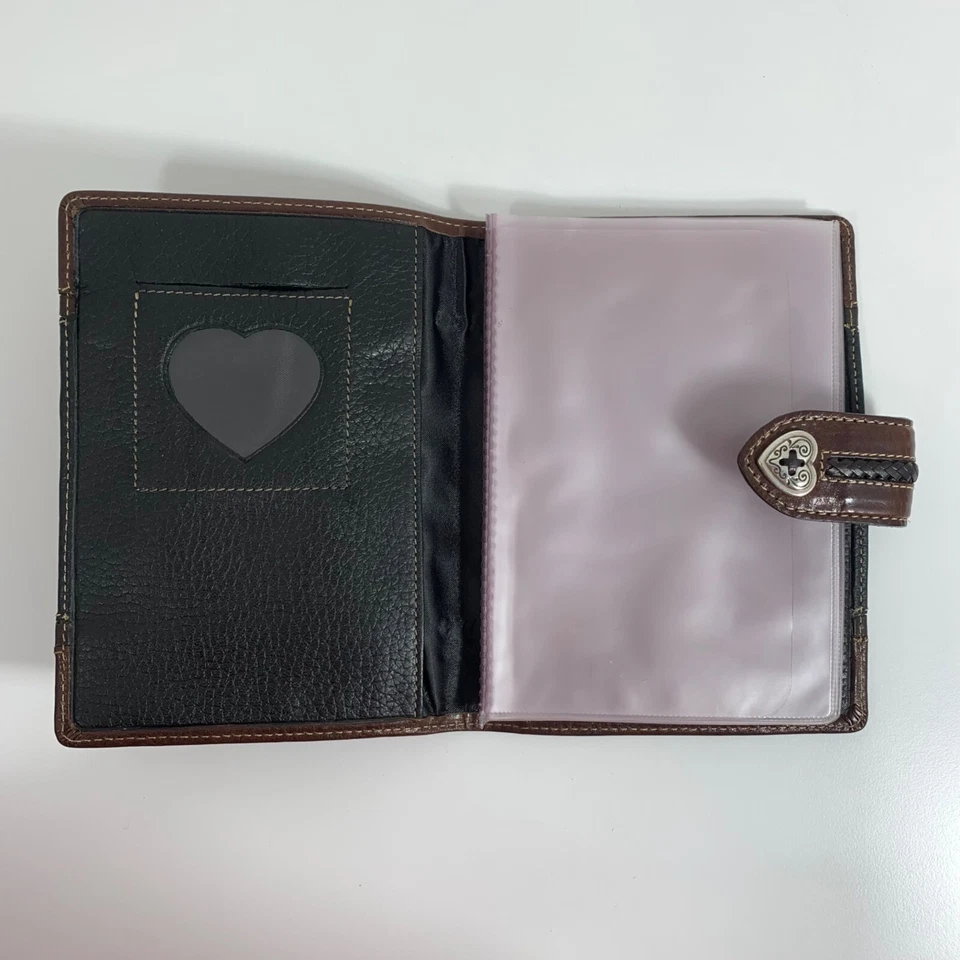 Libro de fotos de cuero marrón y negro Brighton con acento de corazón plateado para 20 Foto 4 de 4