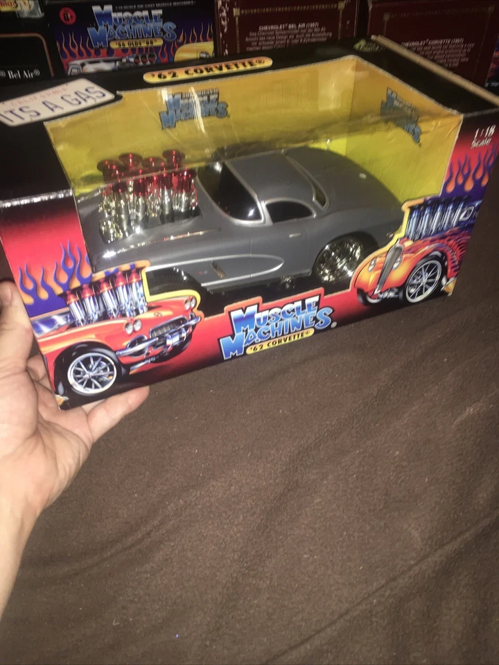 Chevrolet Corvette 1962 gris 71166 Muscle Machines 1/18; Foto 2 de 4