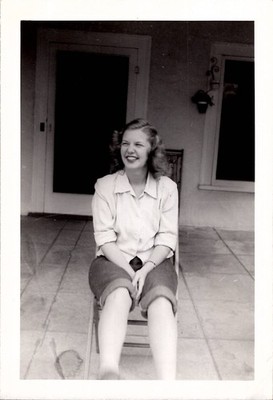 Beautiful Curvy Woman Pretty Smile BBW Leggy Snapshot 1950s Vintage Photo
