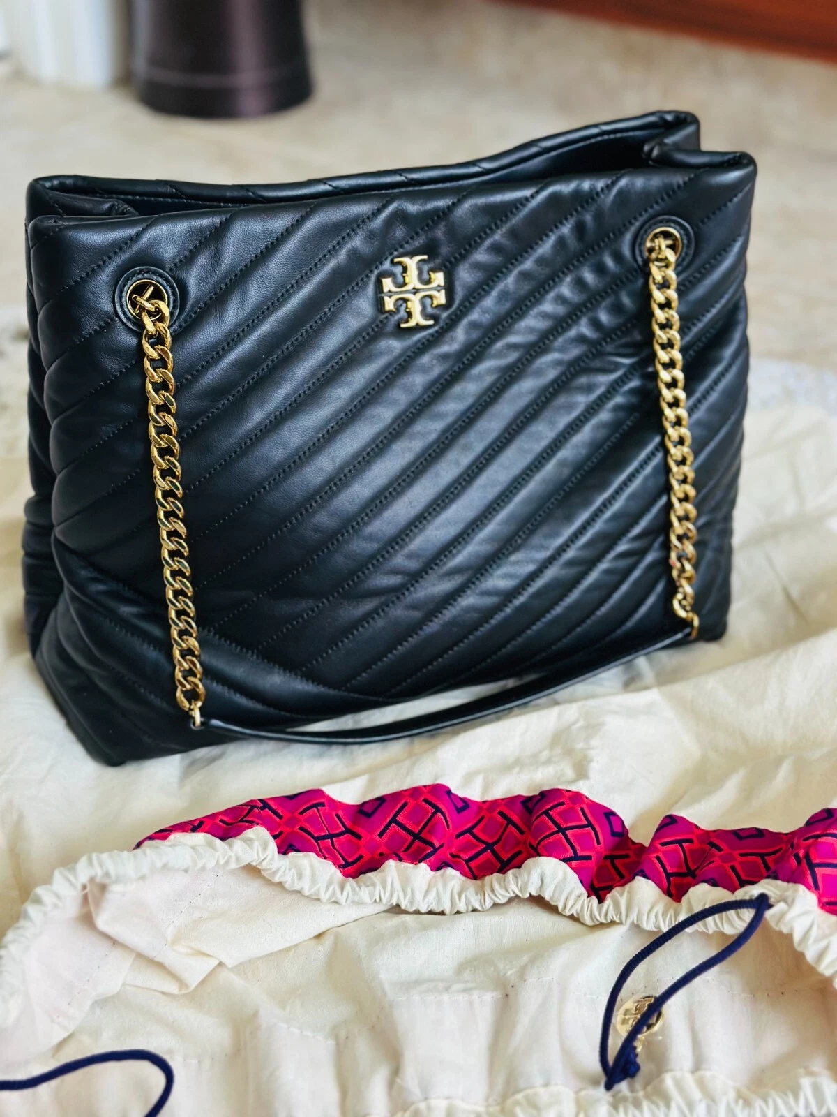 Borsa Tory Burch Kira trapuntata Chevron in pelle nera e ferramenta oro