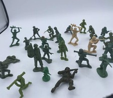 VTG Mixed Lot of 26 green Army Men Military Toy Soldiers Plastic