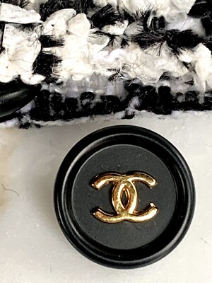 CHANEL ハウンドトゥース柄 ノベルティ CHANEL 1990s VINTAGE BLACK GOLD JACKET CC BUTTONS W/ TWEED FABRIC