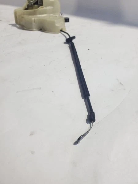 Actuador de cerradura de puerta trasera izquierda OEM 2006 Volkswagen Jetta Foto 4 de 4