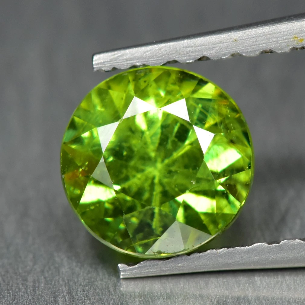 Pierre Précieuse Démantoïde Naturelle – 0,35 Carats, Ovale, Verte – Origine Russie, Non Traitée – Neuf Avec Certificat