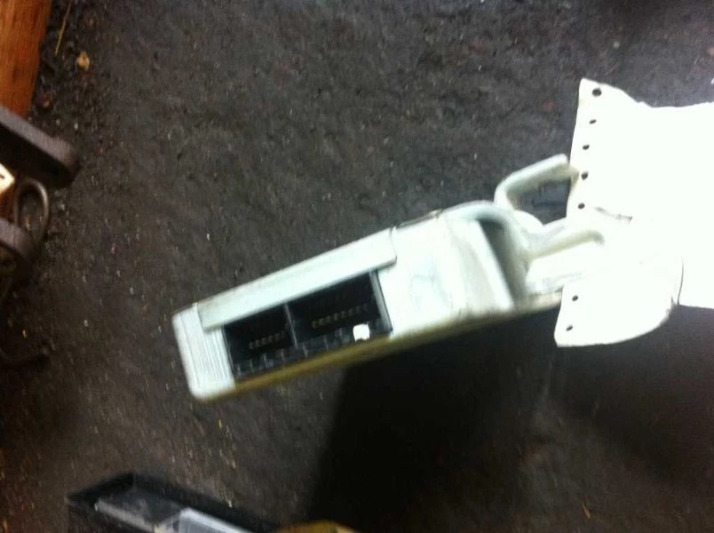 94 95 96 MAZDA 626 机箱 ECM ABS 模块左现金 ID KB4267650 — 第 3/4 张图片