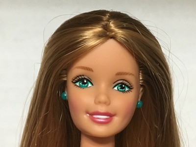 barbie with green eyes