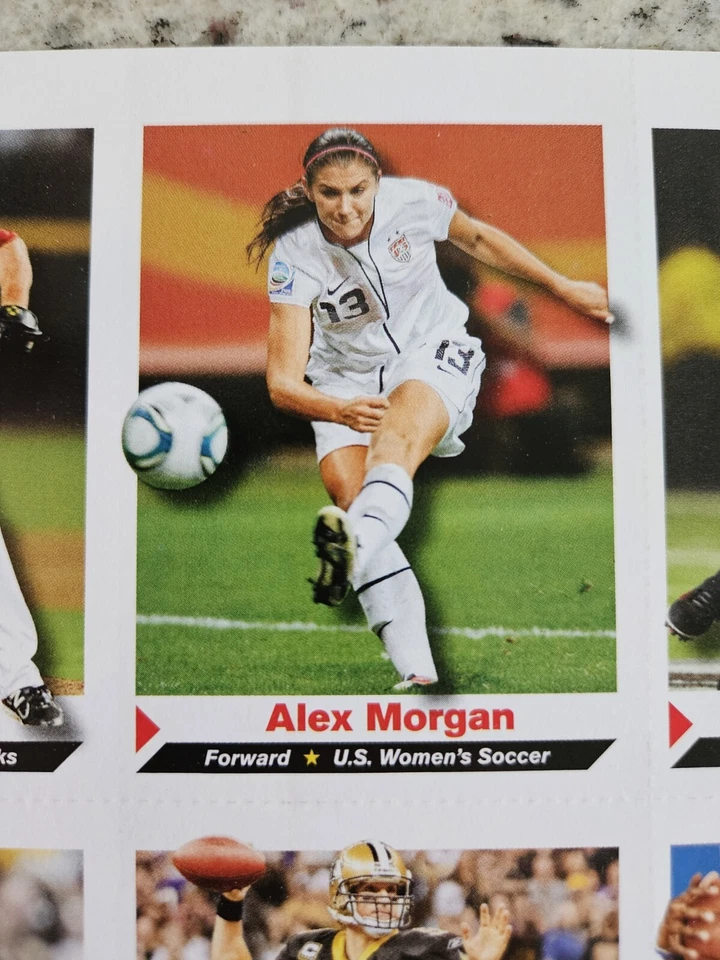 SI para niños de octubre de 2011 - hoja completa sin cortar - Alex Morgan/Carissa Moore/Bryce Harper Foto 3 de 4