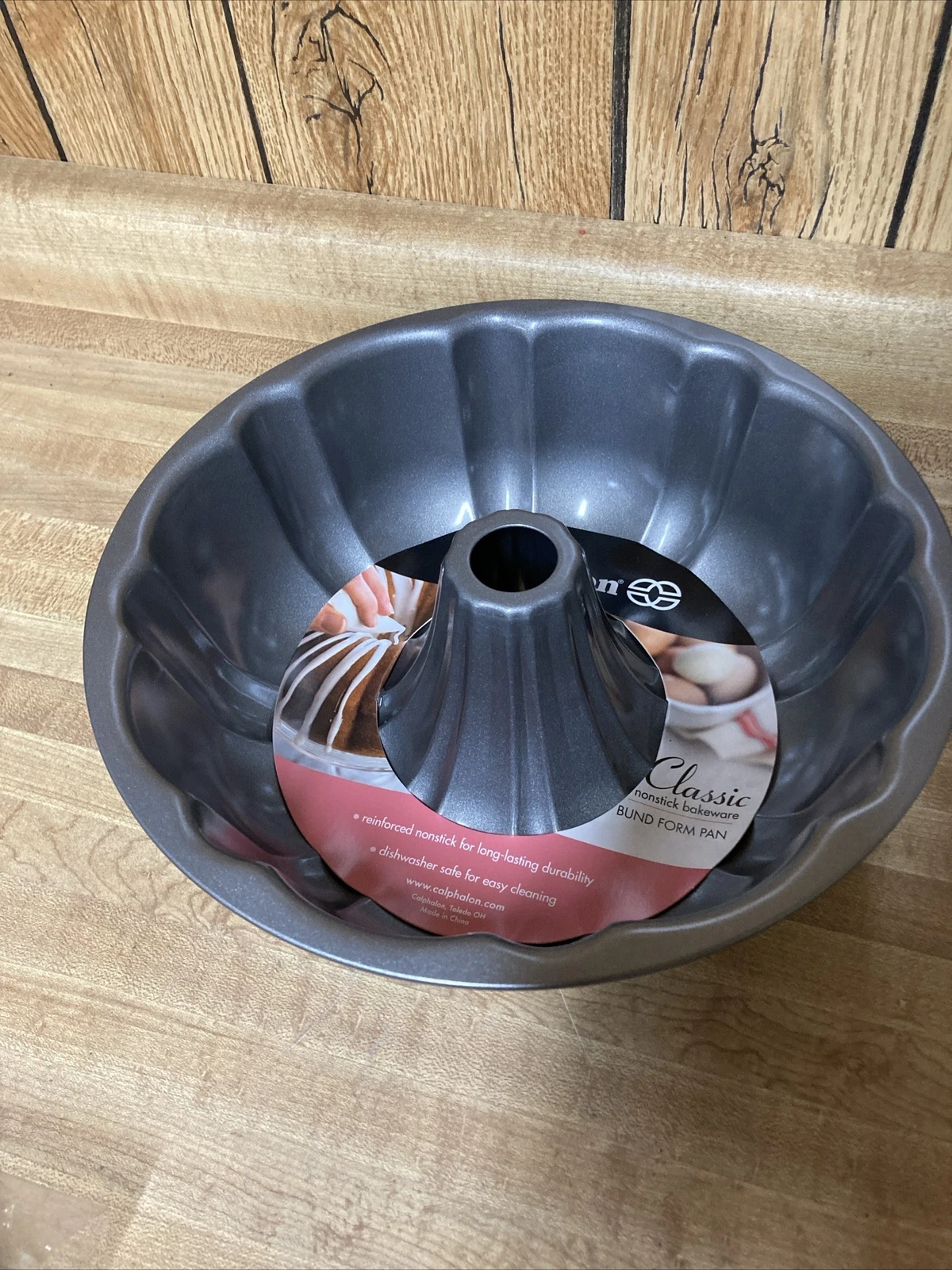 Calphalon Classic Bakeware 10-Inch Nonstick Bundt Cake Pan New
Opens in a new window or tab