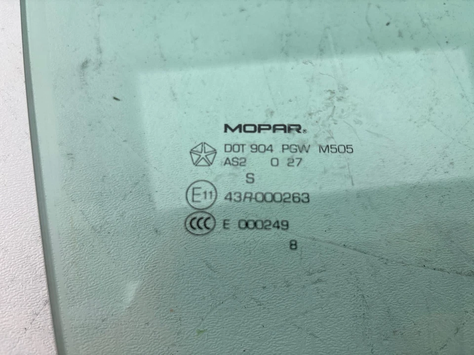 2005-2010 Chrysler 300 Front Right Door Window Glass Oem - Image 2 of 4