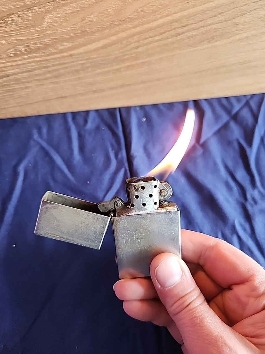 ZIPPO 1932 REPLICA AN AMERICAN CLASSIC BRUSHED CHROME LIGHTER IN