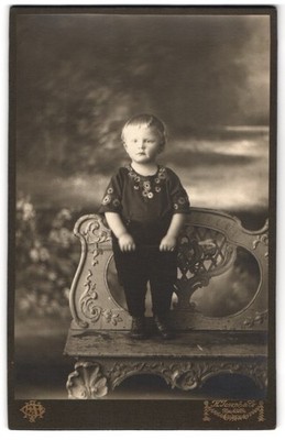 Fotografie K. Joseph & Co., Berlin-Neukölln, Kleiner Junge in hübscher Kleidung 