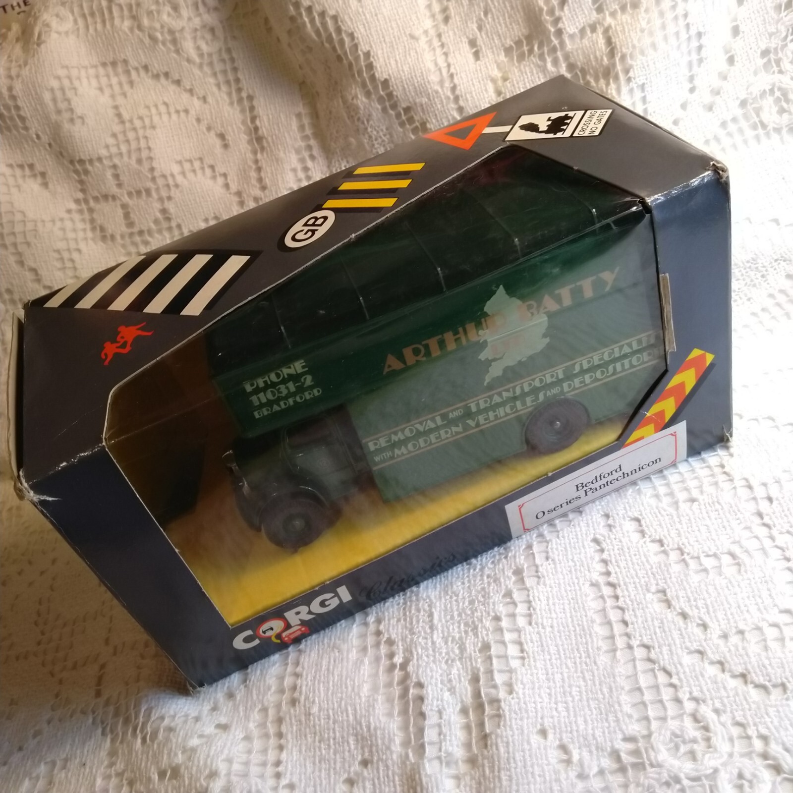 1989 Corgi Classics D953/14 Bedford O Series Pantechnicon Arthur Batty Ltd Lorry