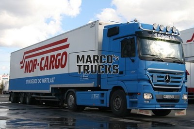 LKW Foto Mercedes-Benz Actros Kofferauflieger Norwegen blau NOR-CARGO STY #j2hr