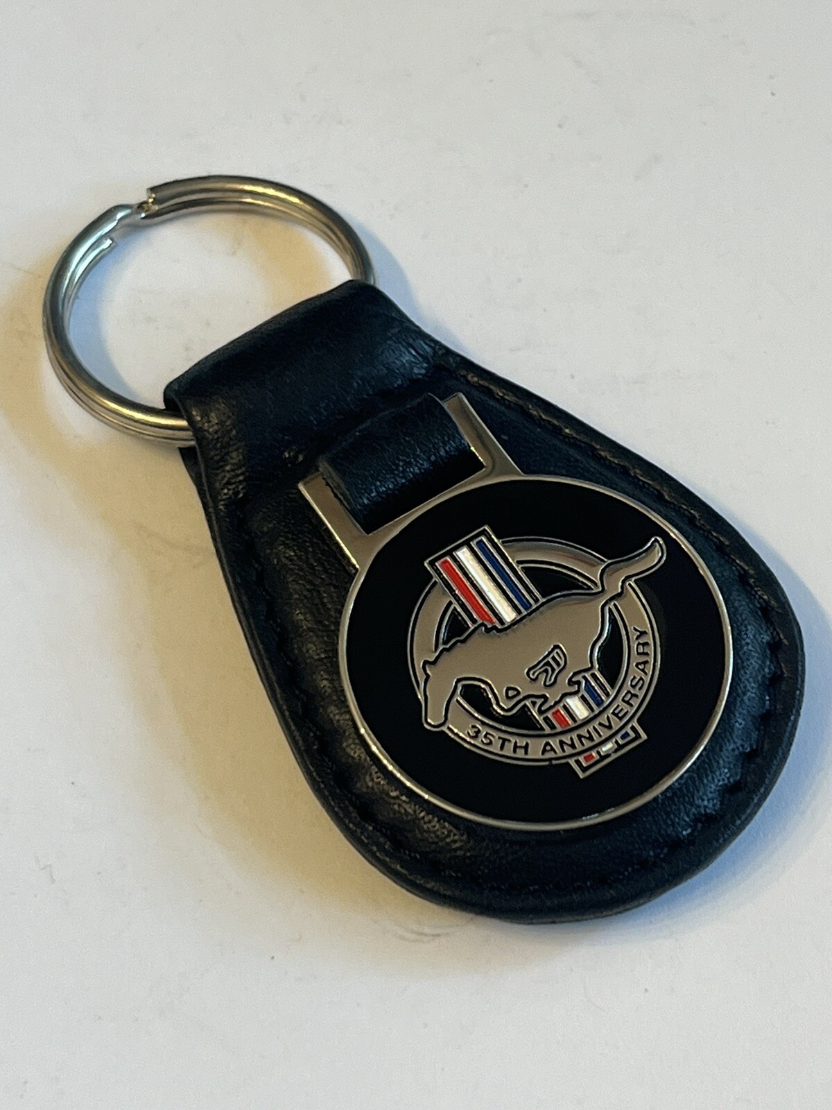 RARE 1999 LIMITED EDITION 35th ANNIVERSARY”FORD”MUSTANG CLOISONNÉ KEYCHAIN LQQK