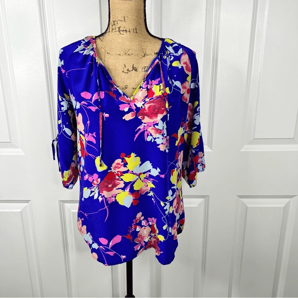 Blusa Talla S Nueva Sin Etiquetas Yumi Kim Azul Manga 3/4 Relajada Corbata Frontal Precio de venta sugerido por el fabricante 128 USD Foto 2 de 4