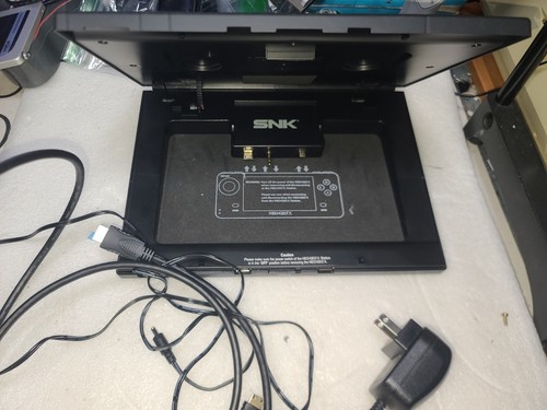 Base VACÍA SNK Neo-Geo X Gold (¡de mano no incluida!) con cable de alimentación y mini HDMI - Imagen 18 de 19