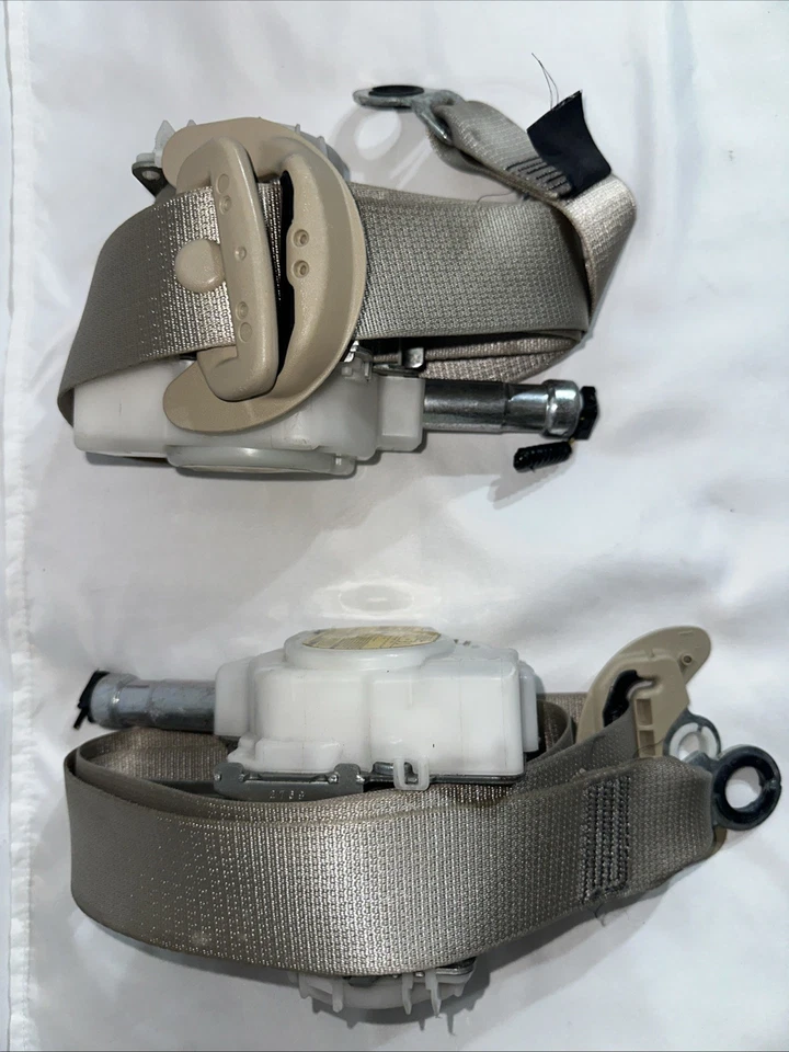 CINTURONES DE SEGURIDAD DELANTEROS IZQUIERDO CONDUCTOR Y PASAJERO DERECHO TOYOTA CAMRY 2018-2023 OEM Foto 2 de 4