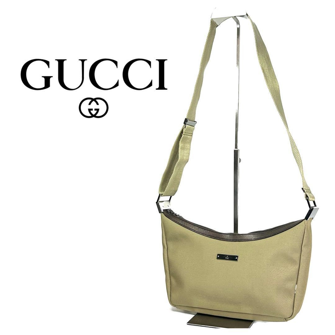 GUCCI Shoulder Bag with Logo Plate in Black 35098