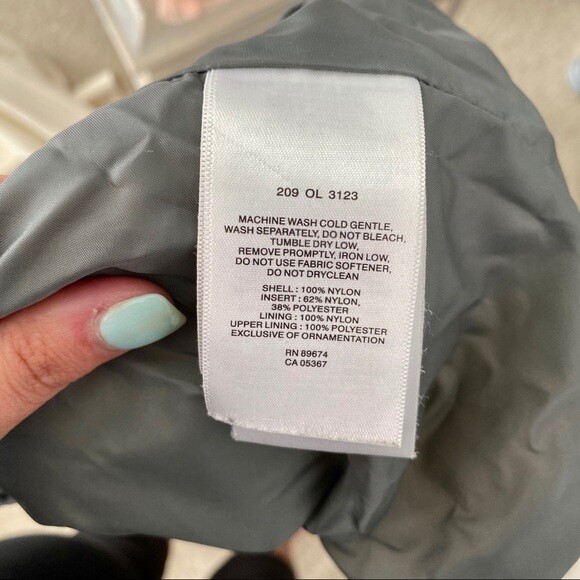 Mountain Hardwear Winter Jacket - image 10