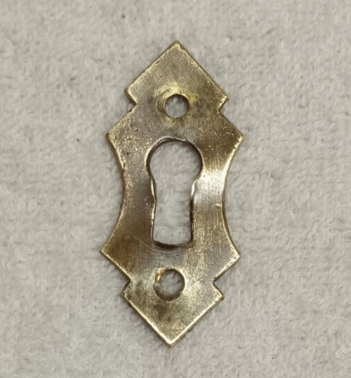 ANTIQUE STAMPED BRASS VERTICAL ESCUTCHEON OR KEYHOLE COVER, 3/4 INCH X 2 INCH