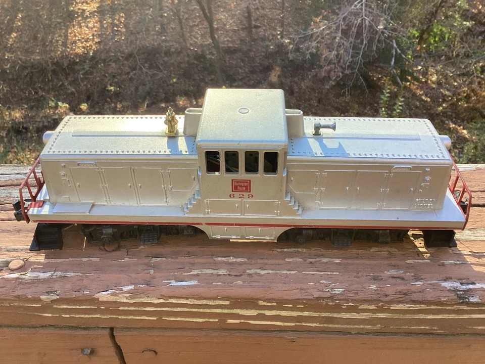 Lionel Postwar 629 Diesel Switcher Passenger Set from 1956 - 2432, 2434, 2436 - Image 4 of 4