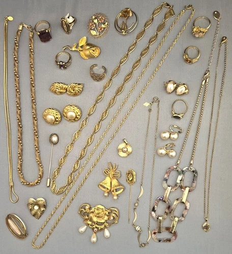 VTG LOT OF GOLD TONE SIGNED COSTUME JEWELRY NECKLACE RING BROOCH EARRING