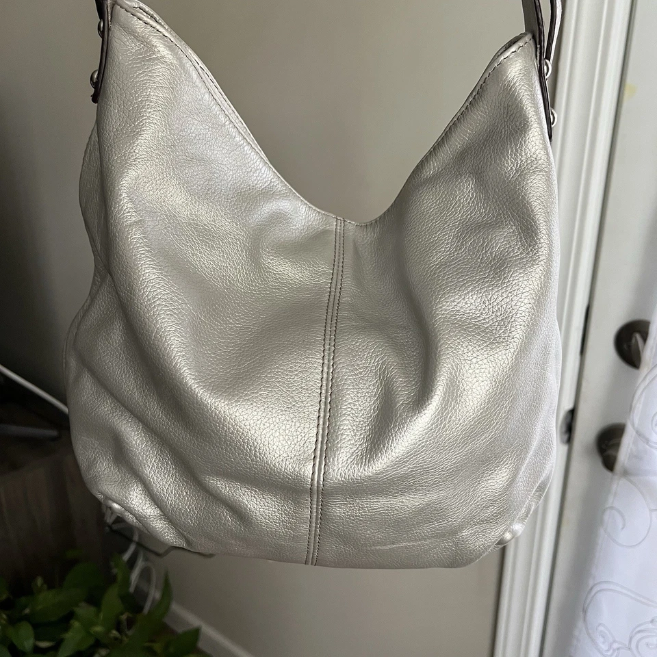 Bolso de hombro Hobo de cuero Tignanello plateado Foto 2 de 4