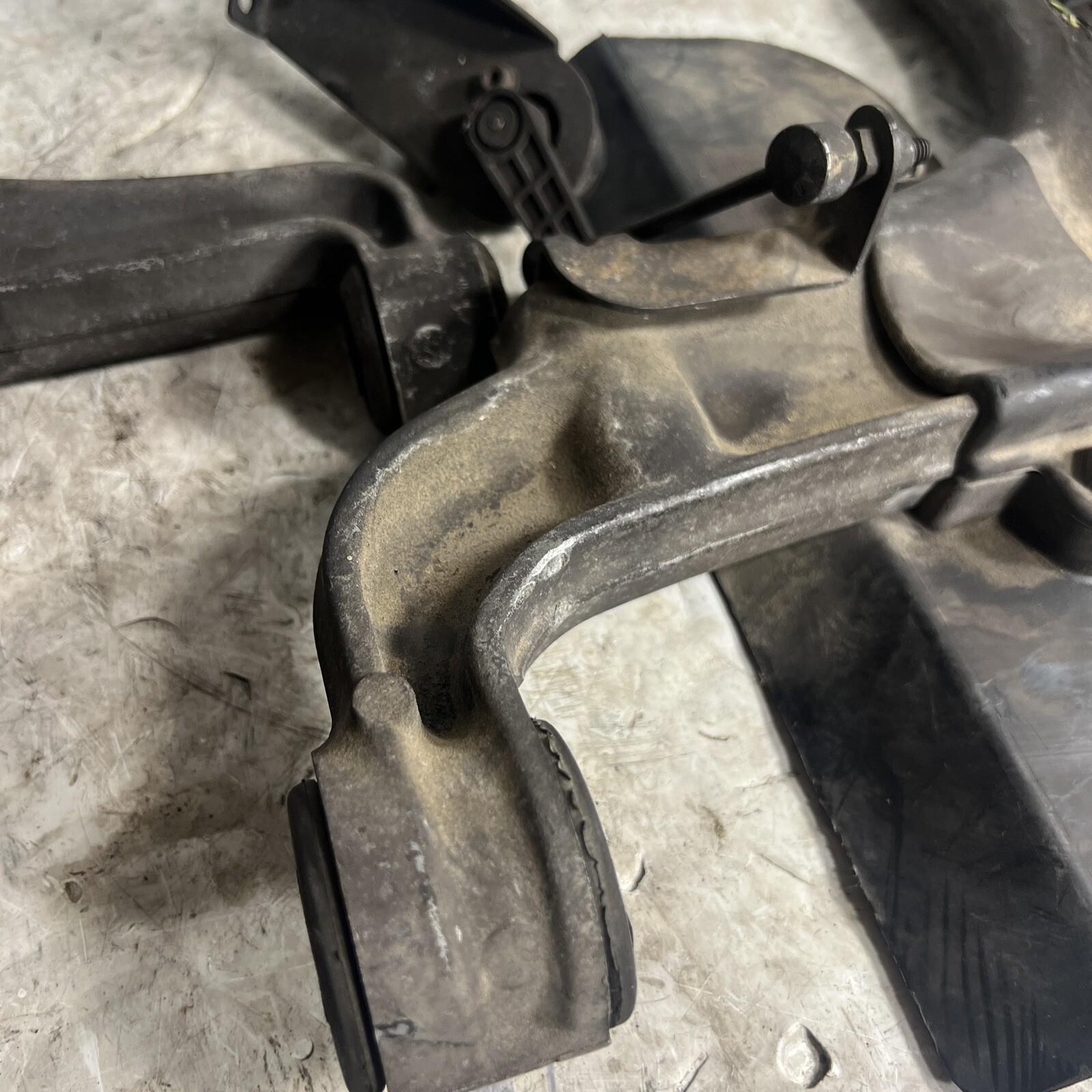 03-08 Maserati Quattroporte Left Rear Control Arm Set M139 Upper Lower Toe