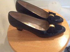 Vintage Salvatore Ferragamo NAVY BOW/Suede Classic Heel Pumps 8AA