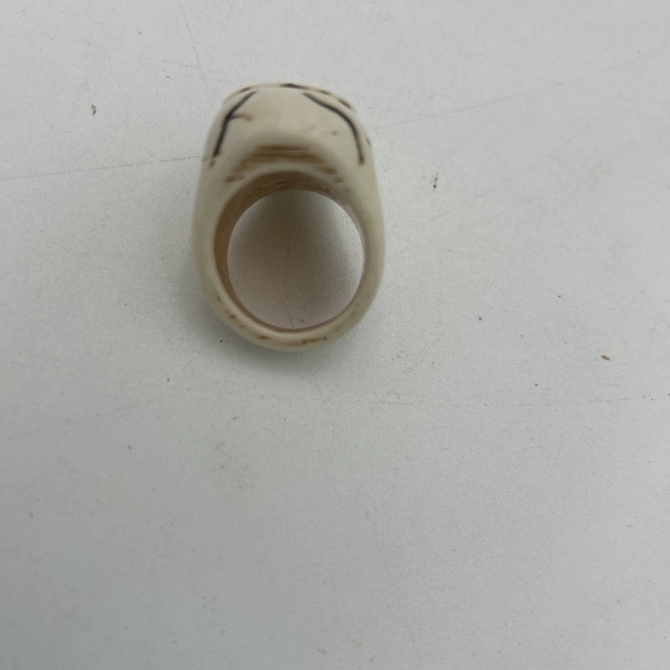 Anillo de calavera de resina unisex (talla 8) - La calavera es de aproximadamente 1-1/4" x 3/4", motociclista, gótico Foto 3 de 4