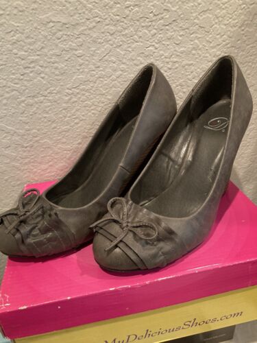 Worn Once My Delicious Shoes Gray Wedge Pumps Heels Womens Size 9, Sweet! - Afbeelding 1 van 4