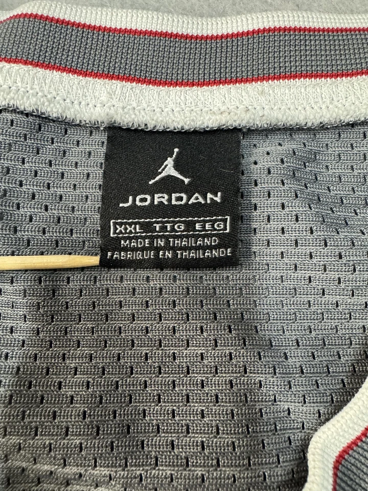Camiseta sin mangas de baloncesto Air Jordan para hombre 2XL gris rojo malla 23 parche de saltador de escritura Foto 4 de 4