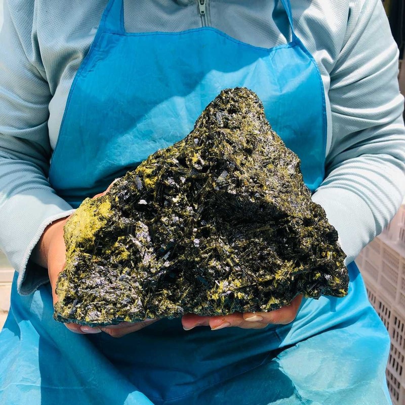 4850G Natural green tourmaline specimen Gem mineral Specimen Healing