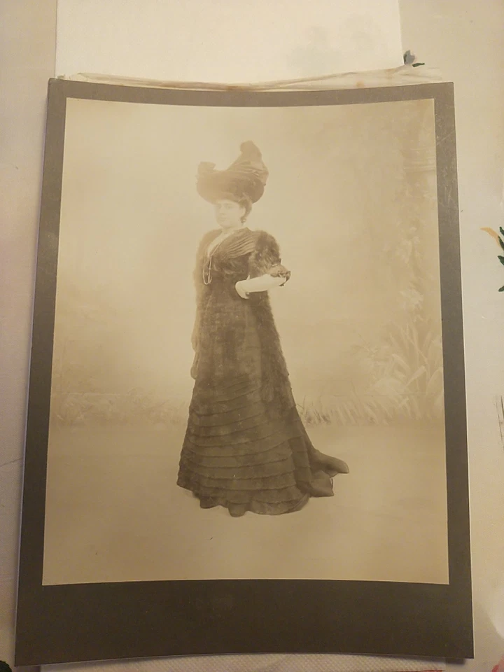 Grande photo femme élégante mode 1870 époque Napoléon III - Photo 1/3