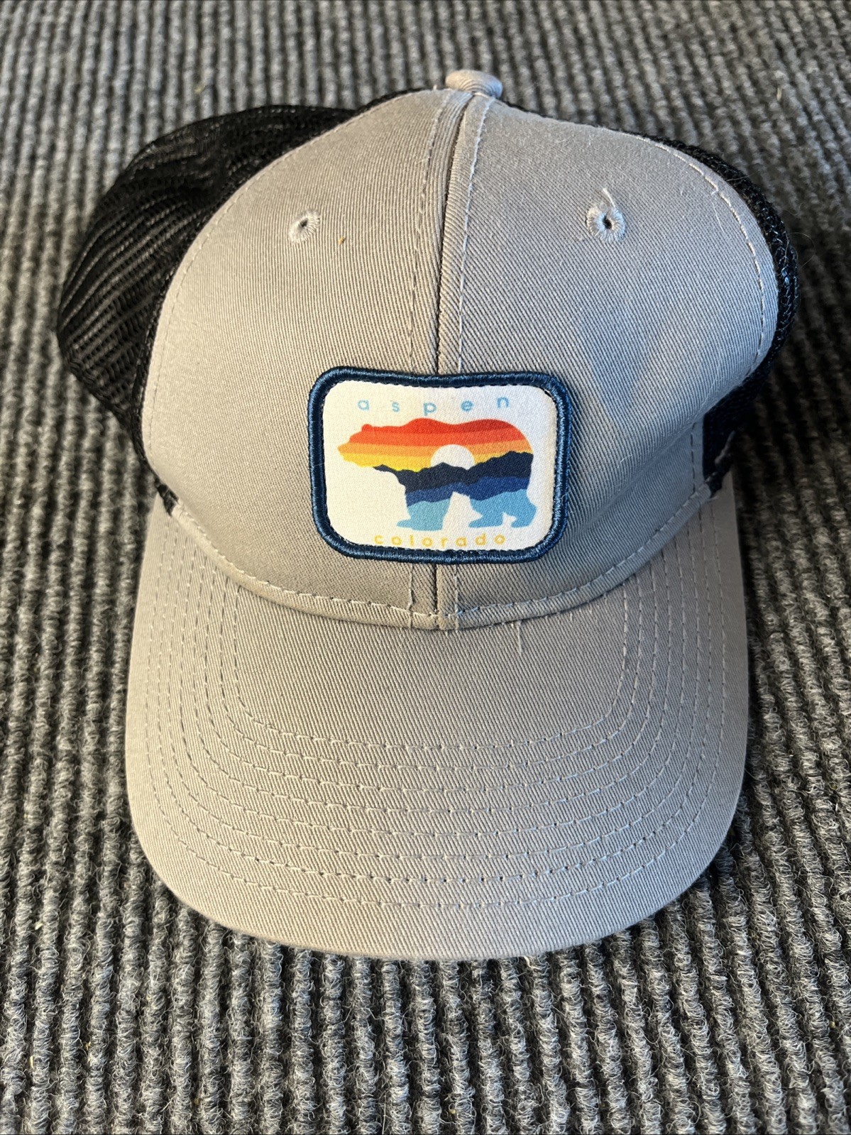 Snapback Gray Black Mesh Ski Souvenir