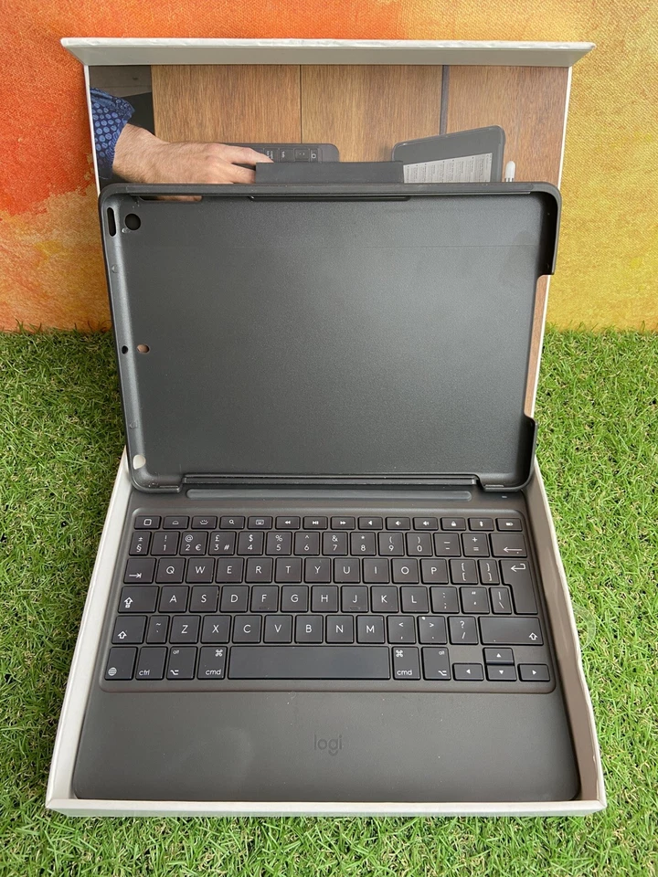 Logitech Slim Combo Case for iPad (5th & 6th Generation), Black incomplete (B109 - Image 3 of 4