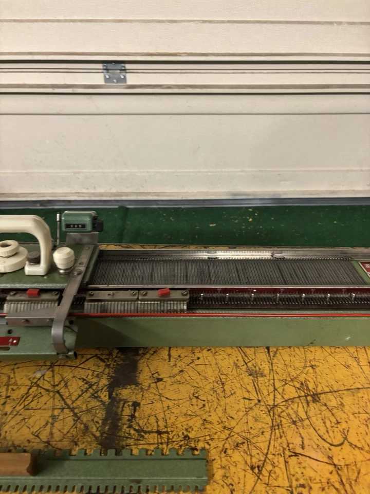 Máquina de tejer de cama plana Pfaff Passap M201 Speed-O-Knit con herramientas originales Foto 4 de 4