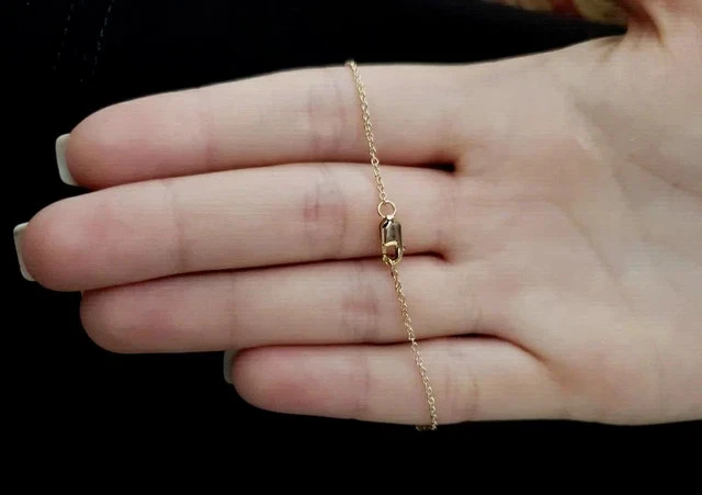Juego de bisel de 1 quilate brazalete de cadena solitario de diamantes simulados chapado en oro amarillo de 14K Foto 4 de 4