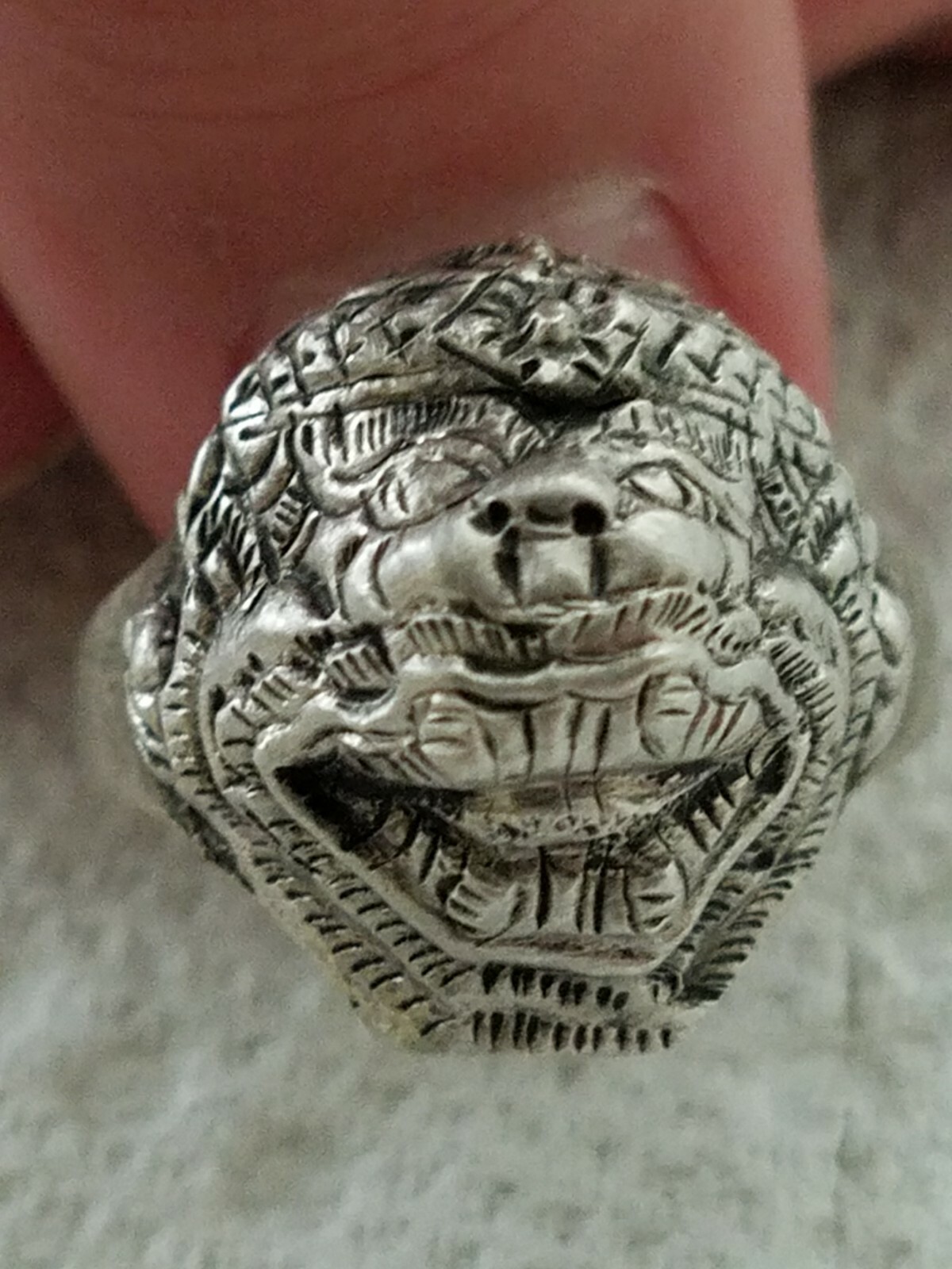 VINTAGE Hand Carved Aluminum Metal Thailand Temple Guardian Lion Mans Ring Med